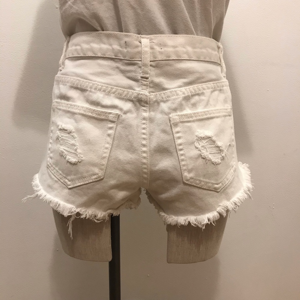 Forever 21 mid-rise distressed white denim short. Size 27 - Picture 4 of 10